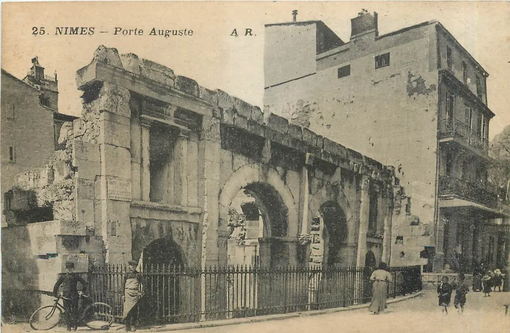 Nîmes — Porta Auguste — A.R. n°25 - Frente