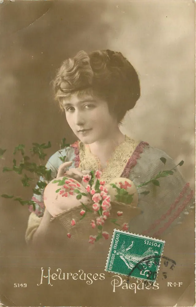Jovem mulher segurando um cesto de flores — Felizes Páscoas — editor S149 - Frente