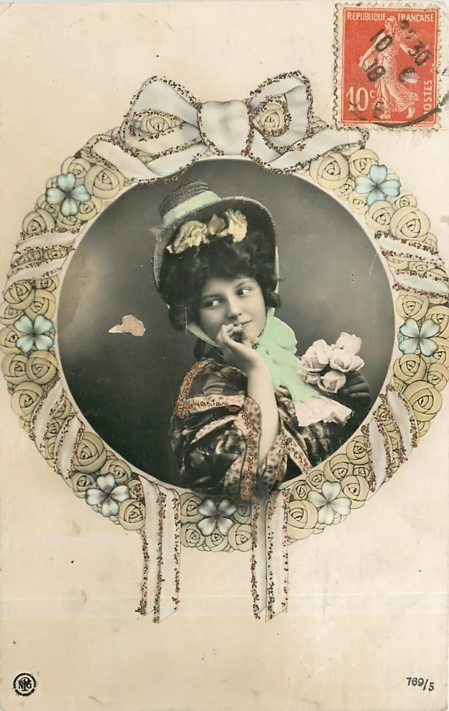 Jovem mulher com chapéu — retrato emoldurado — NRC 769/5 - Frente