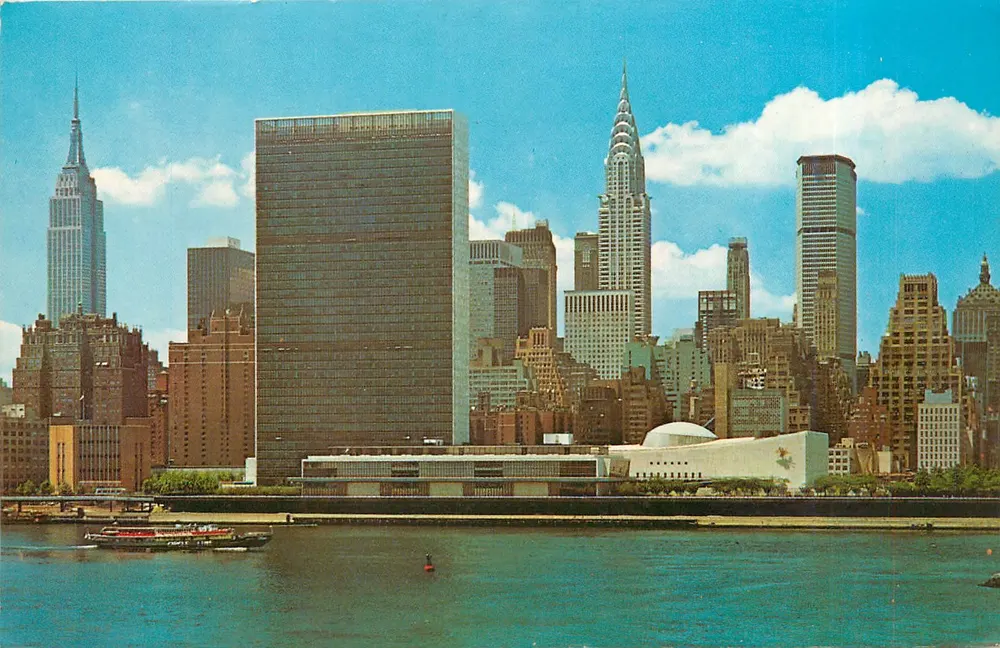 New York - Vue de la ville avec le siège des Nations Unies — Manhattan Press, Inc. n° DT-7581-B - Recto