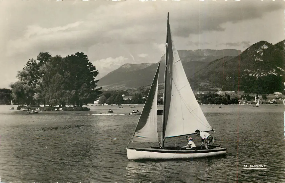 Segelschiffe vor der Île des Cygnes — Annecy (Haute-Savoie) — La Cigogne - Vorderseite