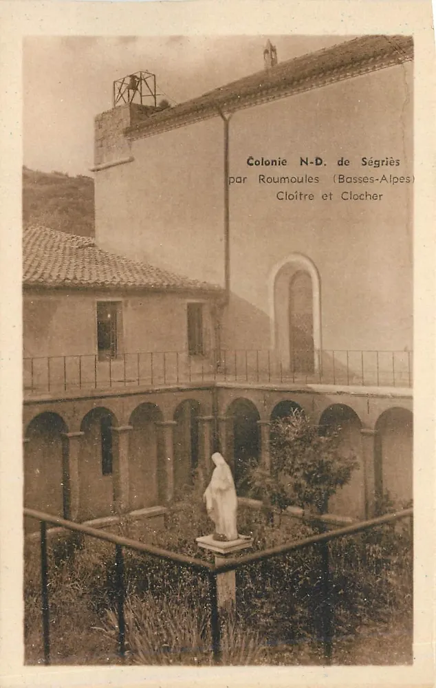 Kloster und Glockenturm — Kolonie N.-D. de Ségriès — von Roumoules (Basses-Alpes) - Vorderseite