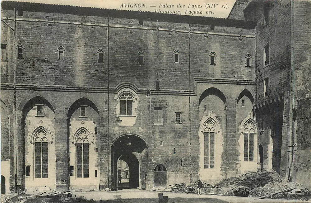 Avignon — Palácio dos Papas (século XIV) — Fachada leste. — Imp. Phot. Neurdein et Cie, Paris - Frente