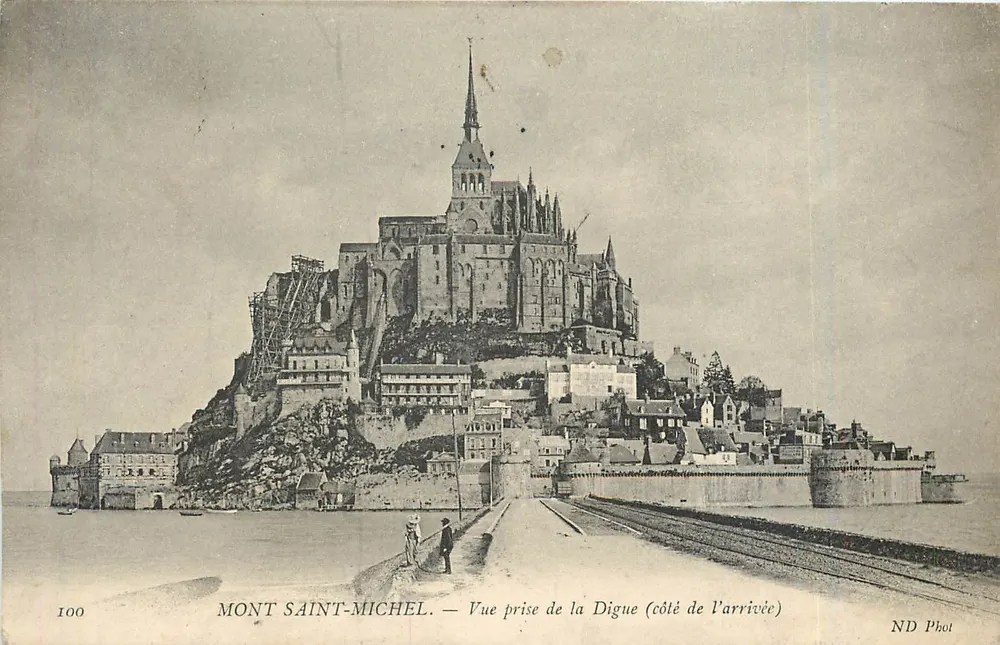 Mont Saint-Michel — Vue prise de la Digue (côté de l'arrivée) — ND Phot, n°100 - Recto