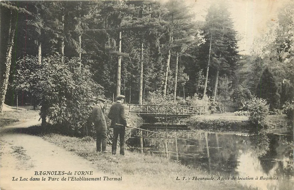 Bagnolles-de-l'Orne — Der See im Park des Thermalbetriebs — L. T. Thouroude, Vermieter in Bagnolles - Vorderseite