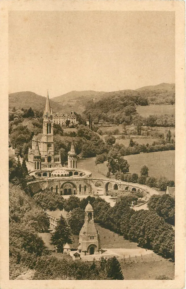 Lourdes — A Basílica e o Monumento Interallié — Edição P. Doucet Lourdes - Frente