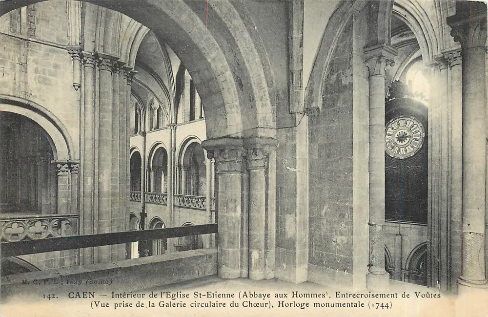 CAEN — Interior da Igreja de São Etienne (Abadia dos Homens), Entrelaçamento de Abóbadas, Relógio Monumental (1744) - Frente