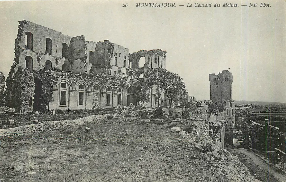 Montmajour — O Convento dos Monges — ND Fot. - Frente