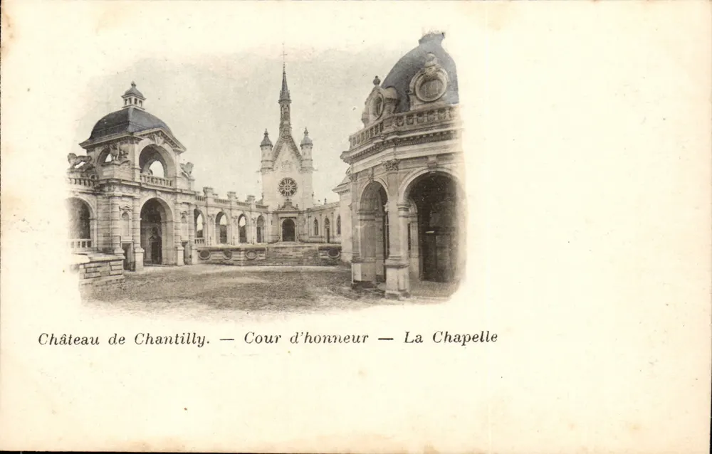 Castelo de Chantilly — Cour d'honneur — A Capela - Frente