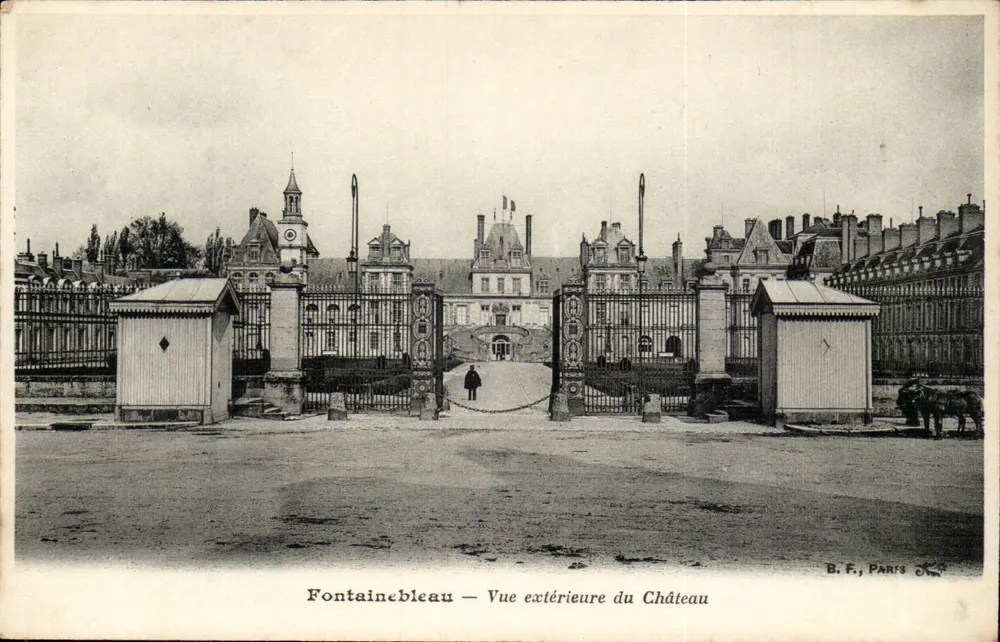 Fontainebleau — Vue extérieure du Château — B.F., PARIS - Recto