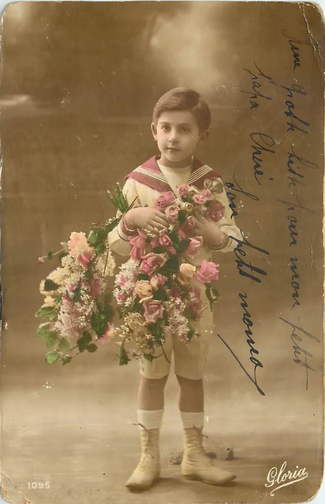Enfant en uniforme marin tenant un bouquet — Gloria, n°1095 - Frente