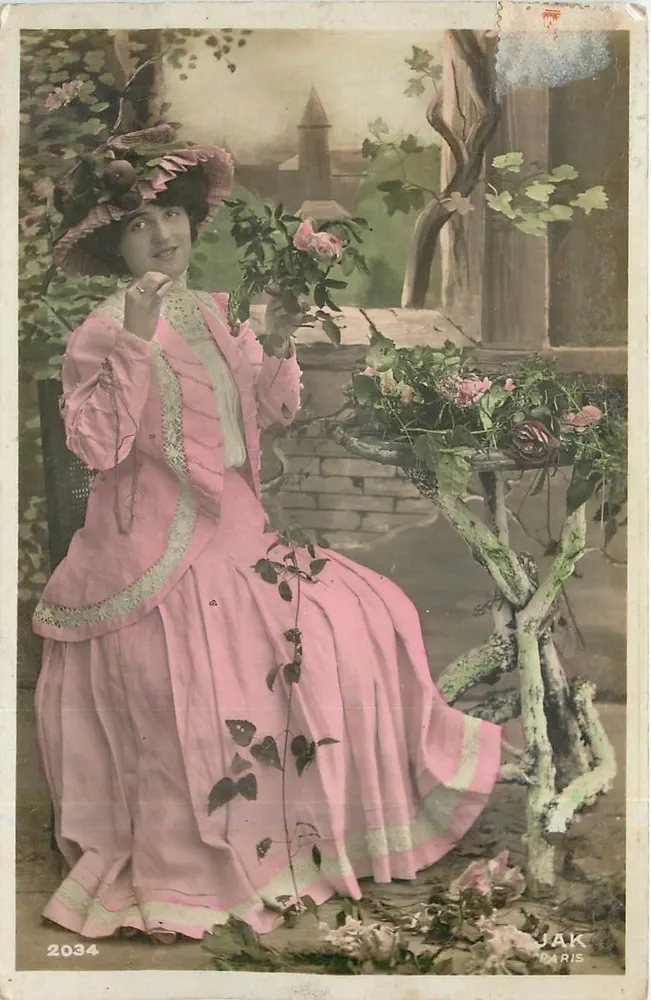 Mulher em vestido rosa — jardim — JAK PARIS n°2034 - Frente