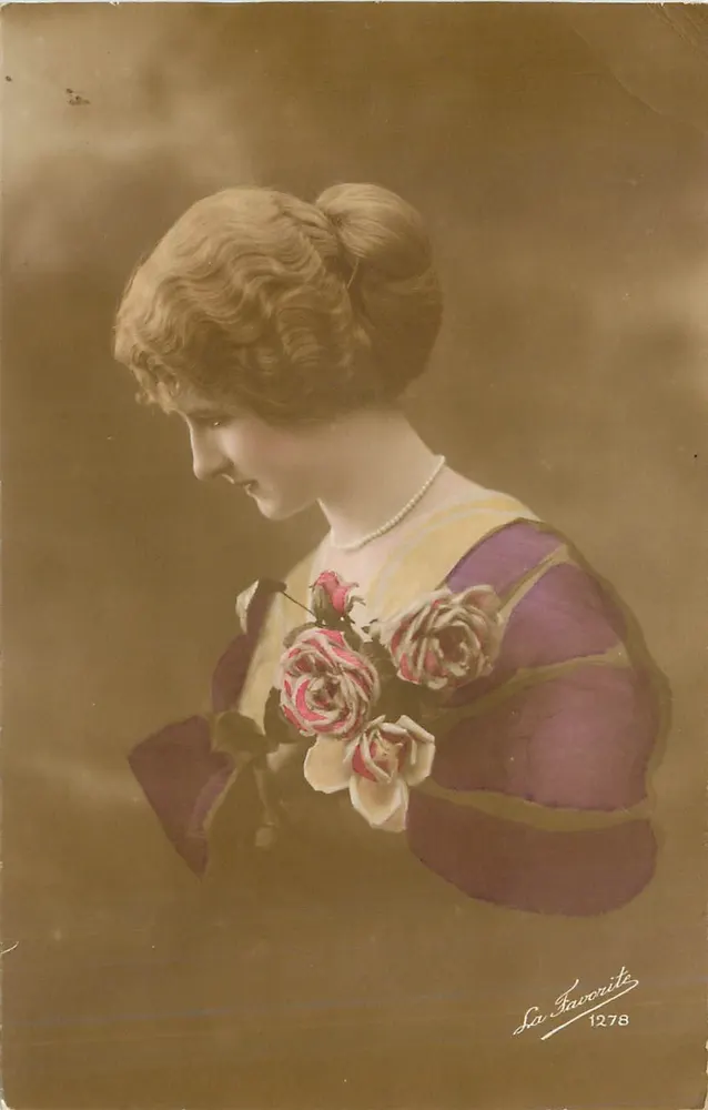 Jovem mulher em vestido roxo segurando rosas — La Favorite 1278 - Frente