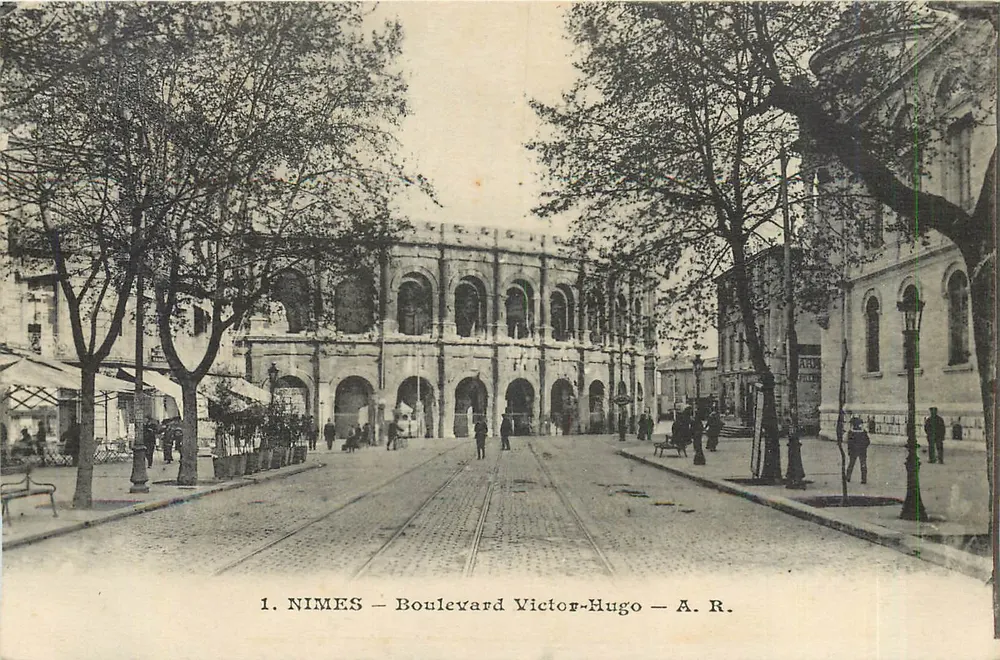 Nîmes — Avenida Victor-Hugo — A.R. - Frente