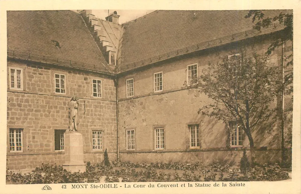 Mont-St-Édile - Der Innenhof des Klosters und die Statue der Heiligen - Vorderseite