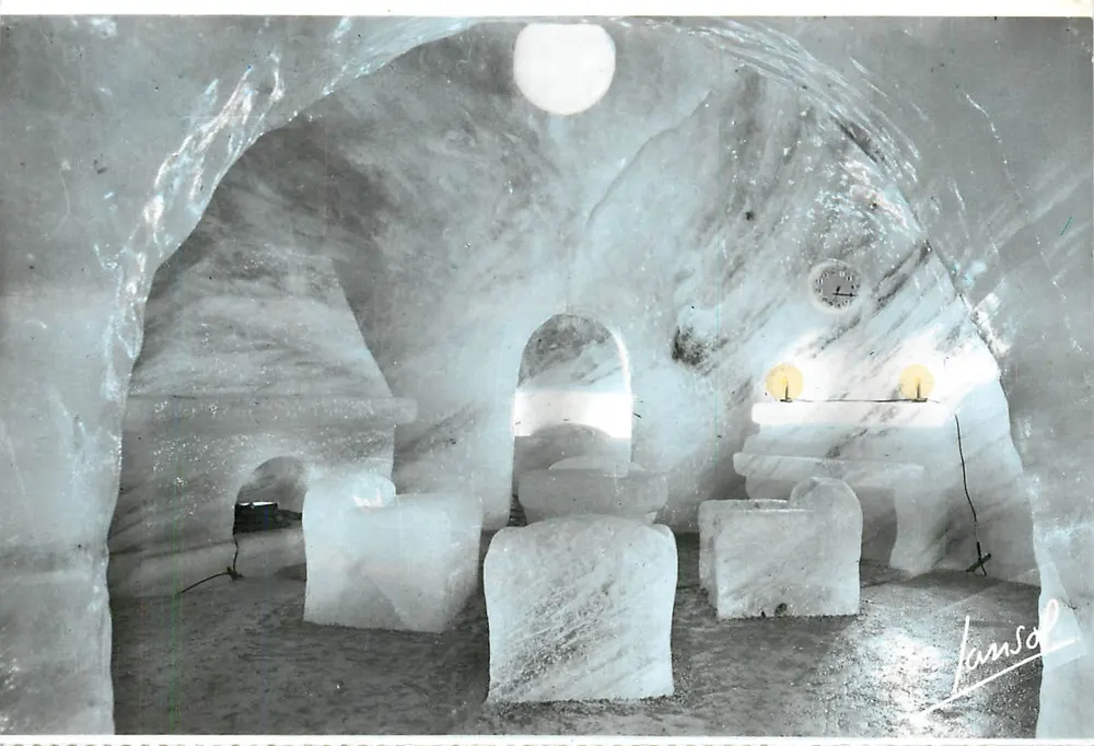 Chamonix-Le-Montenvers — Die Grotte der Meereshöhle — MG-3 — Der Living-Room - Vorderseite