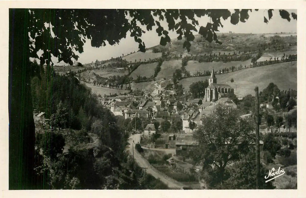 Chaudesaigues (Cantal) — Vista geral (alt. 751 m.) — Les Éditions NARBO - Frente