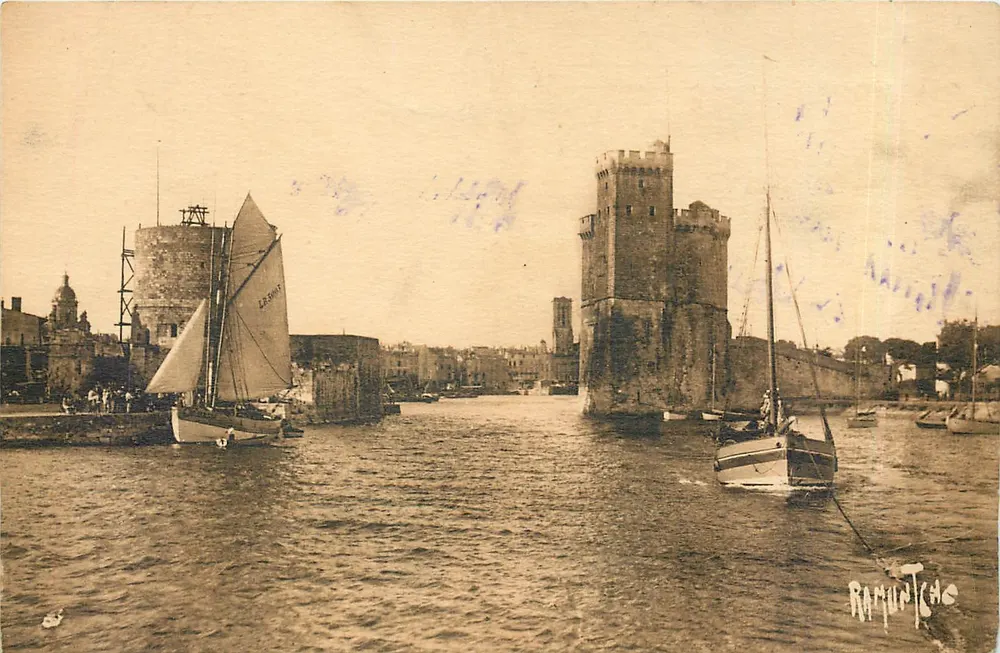 Entrée du Port de La Rochelle — vue des tours et des voiliers — Édition artistique R. Bergevin, n° 3208 - Recto