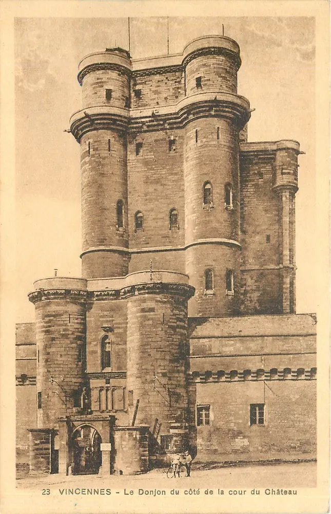 Vincennes - Le Donjon du côté de la cour du Château — Édité par LES AMIS DE VINCENNES, n°23 - Recto