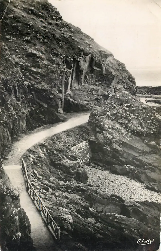 Le Val-André (C.-du-N.) — Passeio da Lingouaure — Comhier (S.-et-L.) - Frente