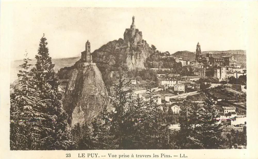 Le Puy — Vue prise à travers les Pins — LL. — n°23 - Recto