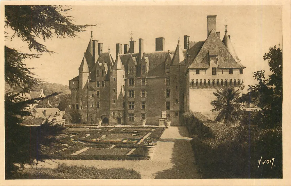 Langeais (Indre-et-Loire) — Façade intérieure du Château — Édition d'Art Martel - Recto
