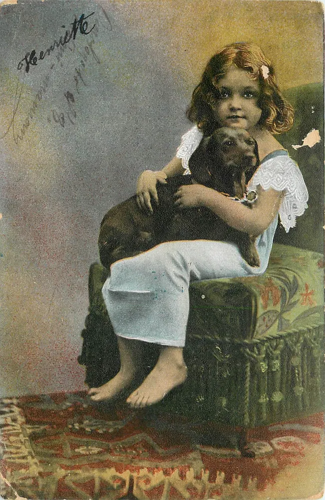 Fille tenant un chien — scène intérieure — éditeur 'Serie 727' (verso) - Awers