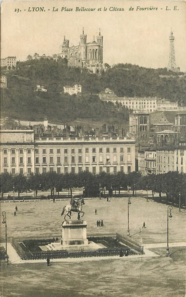 LYON - Ansicht der Place Bellecour und des Côteau de Fourvière - L. E. - Vorderseite
