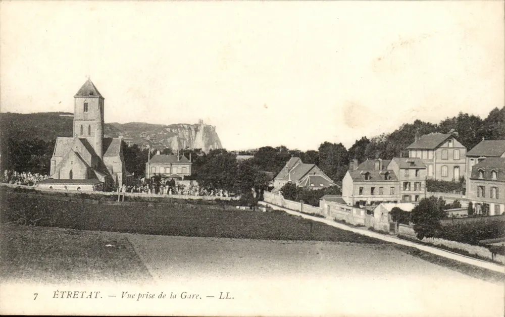 ÉTRETAT — Vista tirada da Estação — LL. - Frente