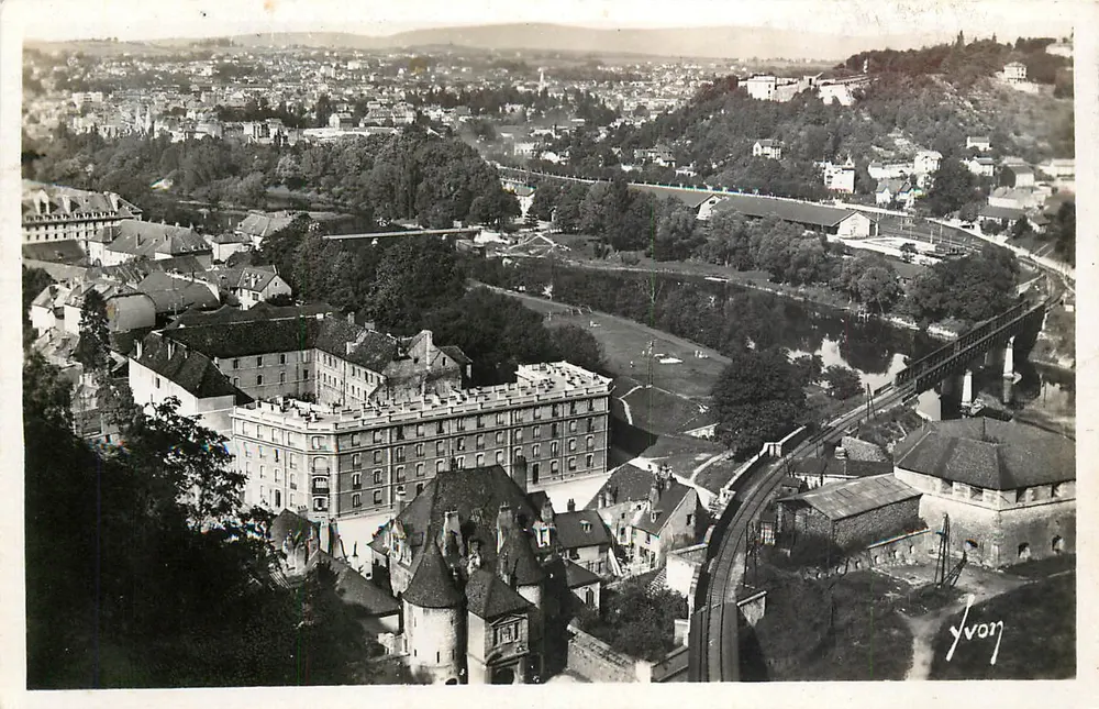 Besançon (Doubs) — Vue générale au premier plan la Porte Rivotte — Les Éditions d'Art 'Yvon' n°1079 - Recto
