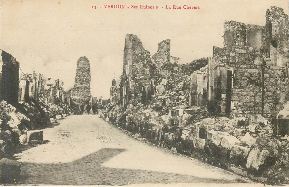 Verdun « Suas Ruínas » — A Rue Chevert — Editor: La Paris (edição da vista) n°13 - Frente