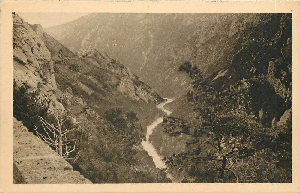 वर्डोन गॉर्ज़ — ऊपर की ओर लिया गया दृश्य — प्रोवरकल एडिशन्स, सीरीज़ III, संख्या 9 - आगे