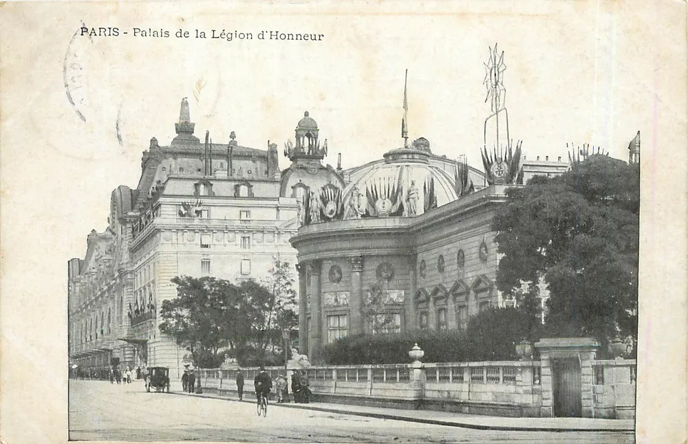 PARIS - Palácio da Legião de Honra — vista arquitetônica com detalhes decorativos e passantes - Frente