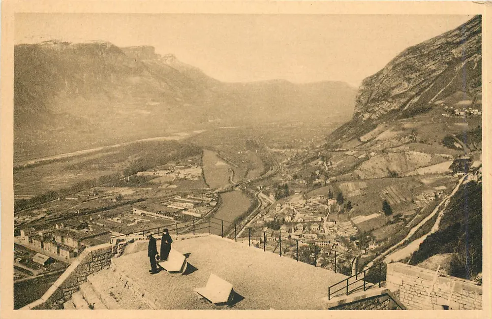 Grenoble (Isère) — Vales do Drac e do Isère — Terrasse do Teleférico da Bastilha - Frente