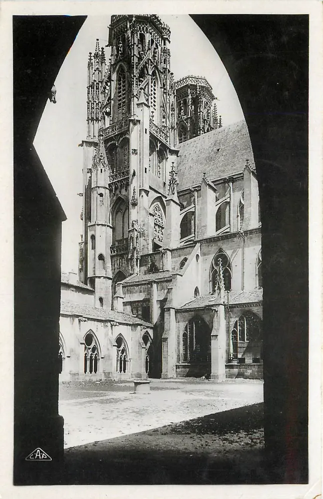A Catedral de Toul — vista de um claustro — editor A.A. (n°4) - Frente