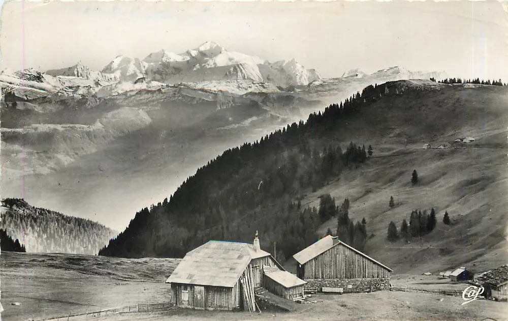 Col de la Faucille — Panorama über den Mont-Blanc — Chalet du Col de la Faucille - Vorderseite