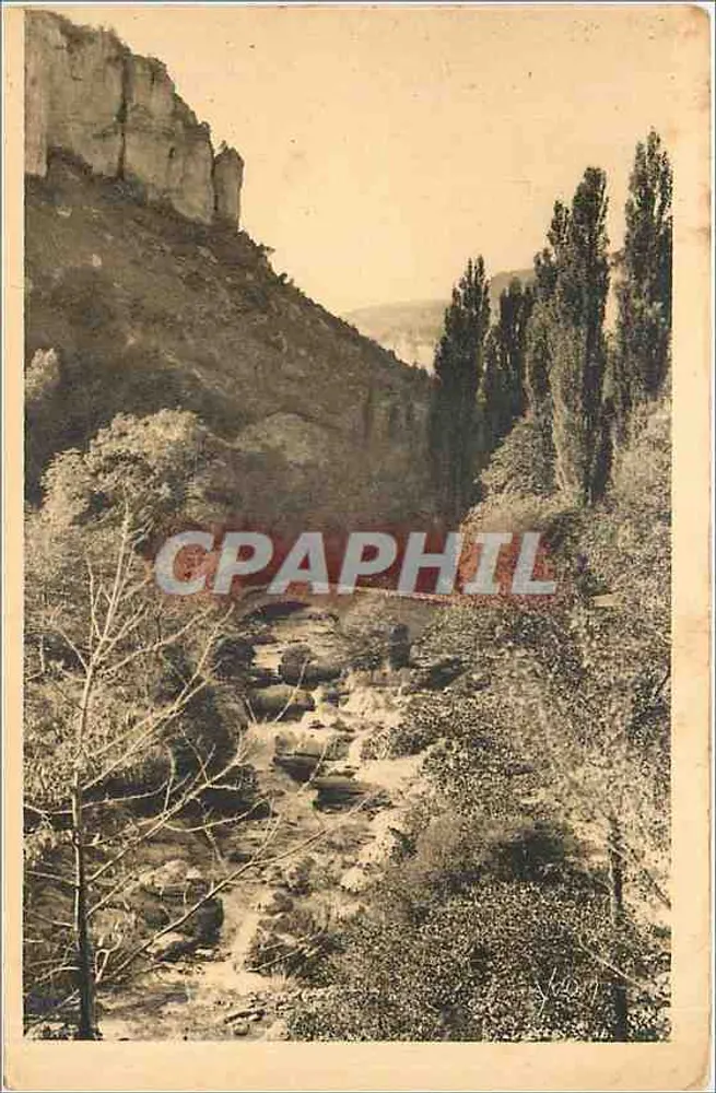 Gorges do Tarn — O Cañon da Jonte dominado pelos muros crenelados do Forte Saint-Michel, bastião do Causse Noir — Les Éditions d'Art YVON, Paris - Frente