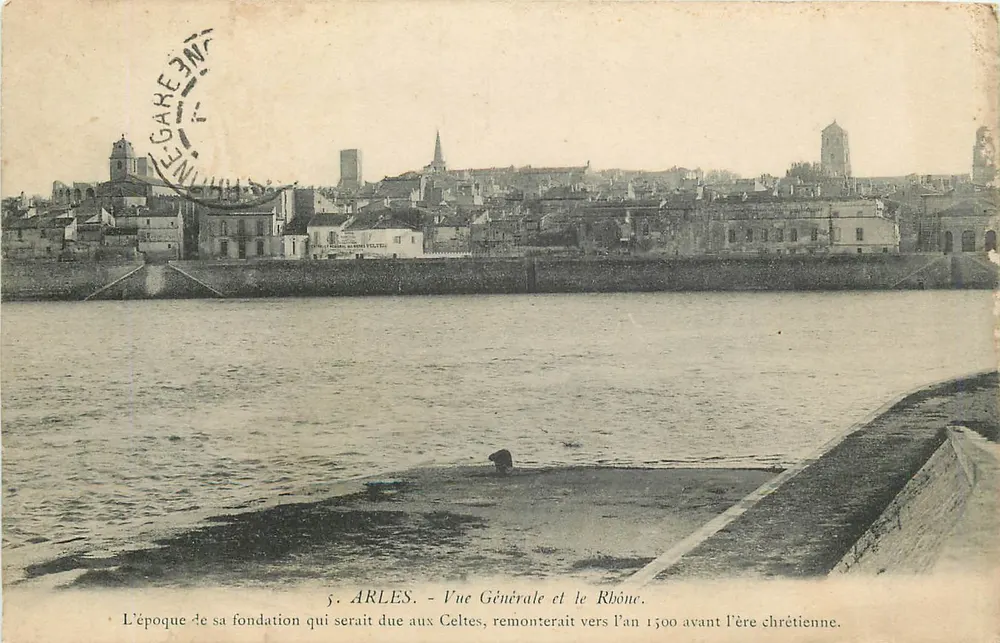 Arles - Vista Geral e o Rio Rhône — fundação pelos Celtas por volta de 1500 a.C. — editor desconhecido, n°5 - Frente