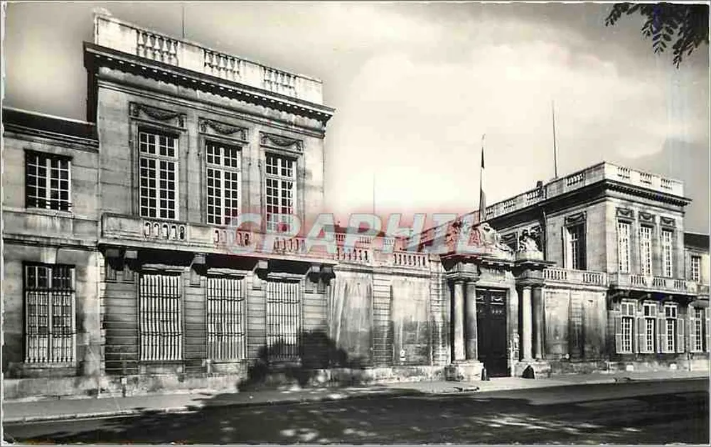 A Prefeitura de Châlons-sur-Marne — vista arquitetônica — editor Graphitha - Frente