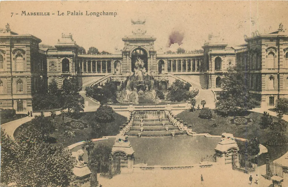 Marselha - O Palácio Longchamp — vista do jardim com fonte e edifícios - Frente