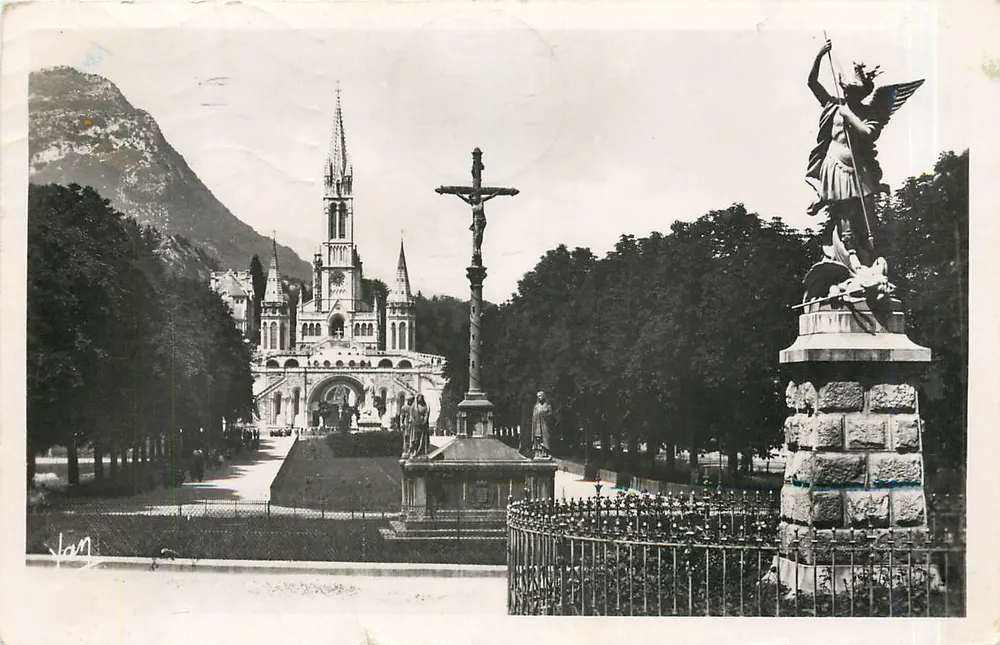 Lourdes - A Basílica e a Esplanada — Edição Foto Véritable, n° 40 - Frente