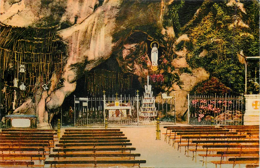 A gruta milagrosa — Lourdes — Edições-Foto E. Quinault, n°52 - Frente