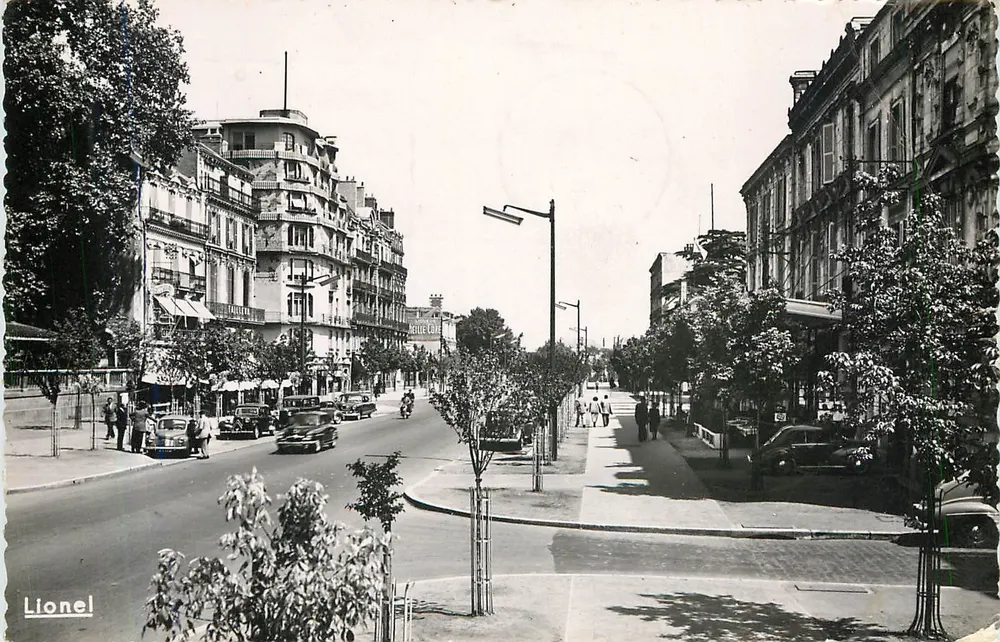 Rue de la République em Angers — vista urbana com carros e edifícios — editor Lionel - Frente