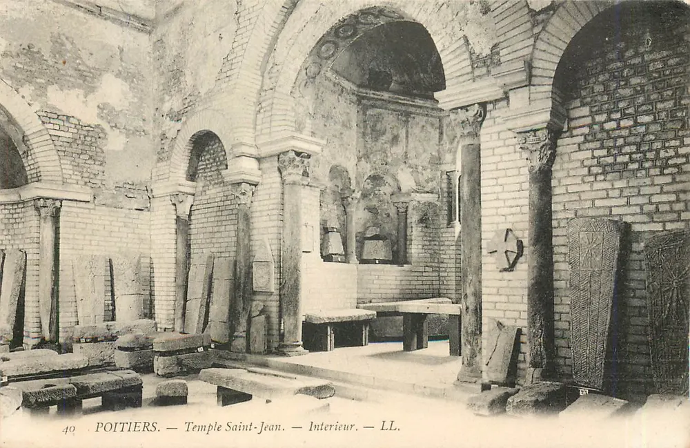 Poitiers — Templo São João — Interior — LL. - Frente