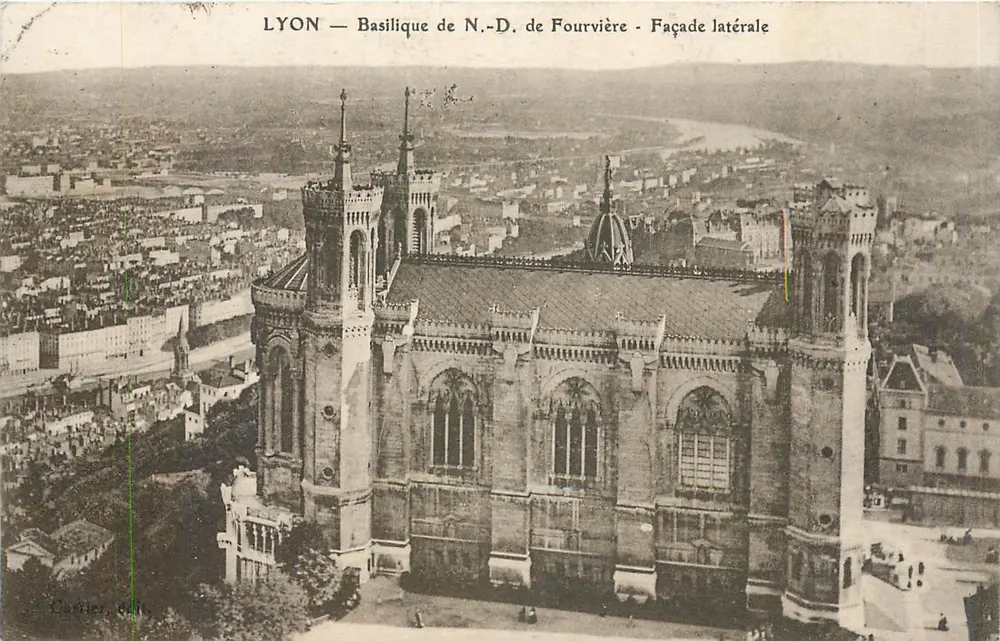 LYON — Basílica N.-D. de Fourvière — Facha lateral — Cartier, editora - Frente