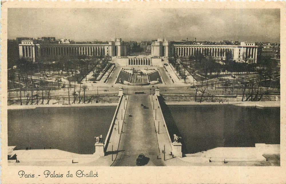Paris - Palácio de Chaillot — vista panorâmica com lago e ponte - Frente