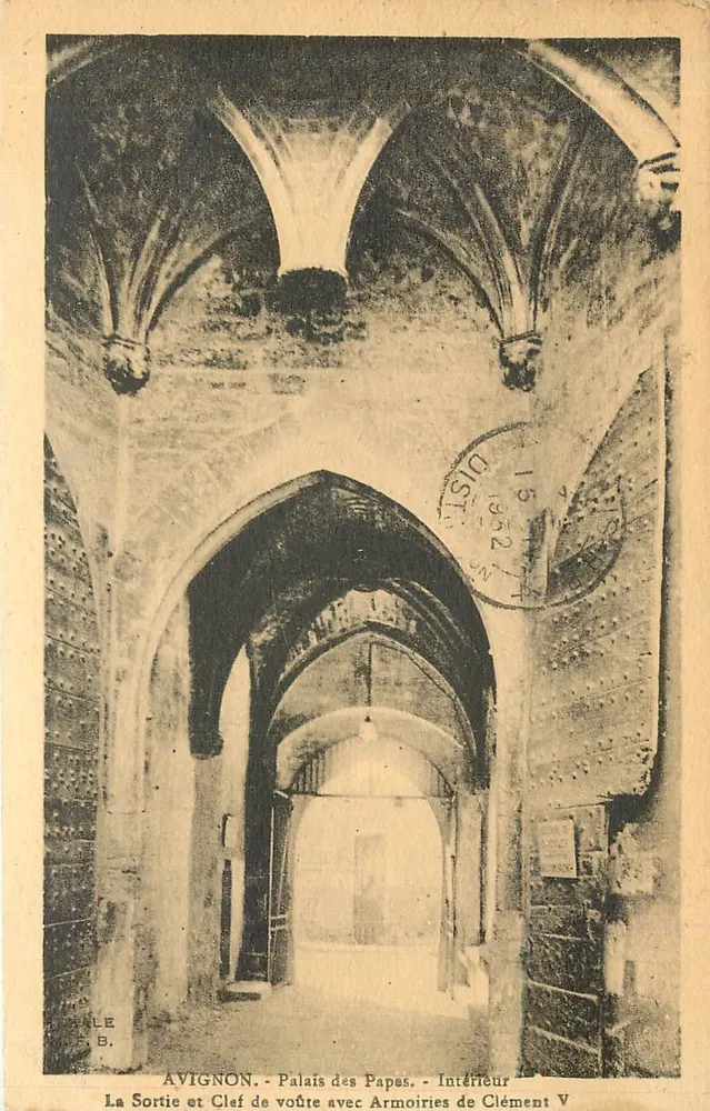 Avignon - Palácio dos Pápaes - Interior : A Saída e Arco com Armas de Clément V - Frente