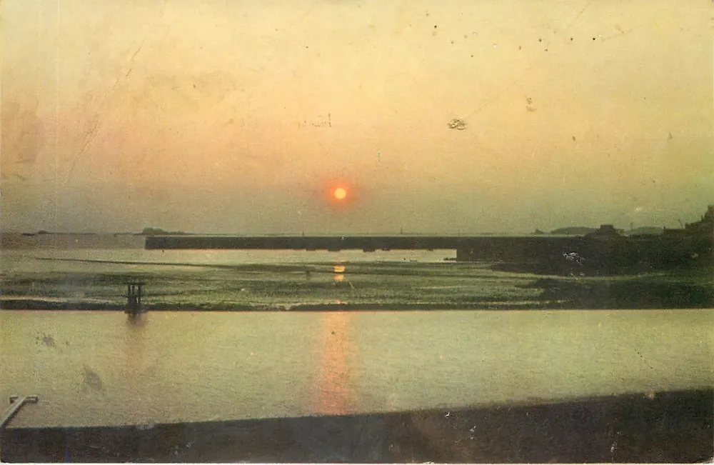Sonnenuntergang über ein Staudamm - Vorderseite
