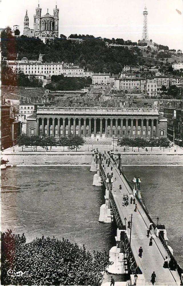 Lyon - Le Coteau de Fourvière — vista com a catedral e a torre da Hora — editor Combier & L. (S.-et-L.) - Frente