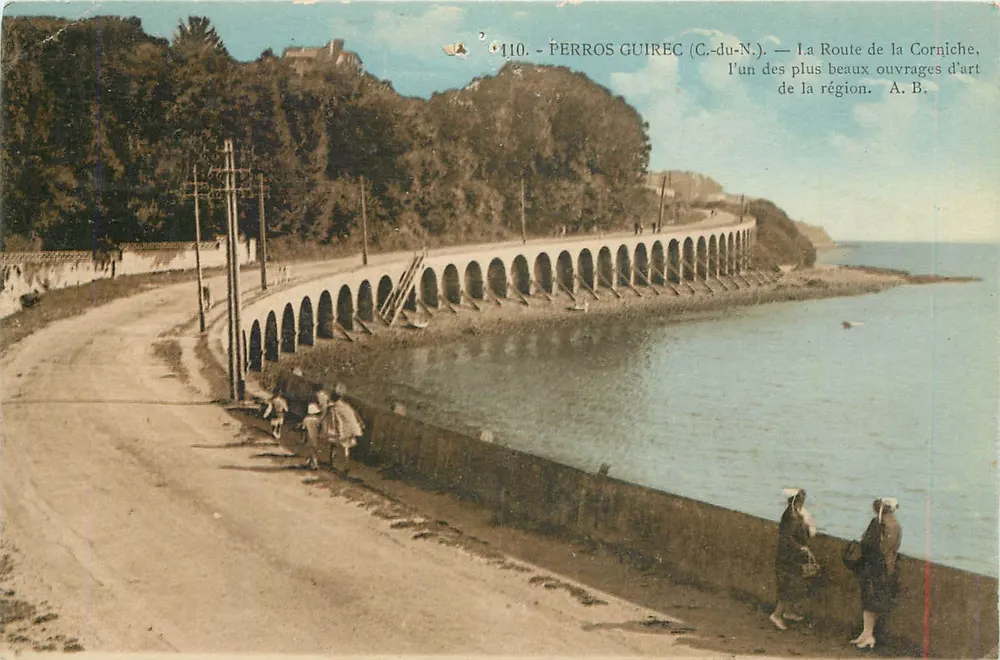 Péros Guirec (C.-du-N.) — A Estrada da Corniche, um dos mais belos trabalhos de arte da região. A.B. - Frente